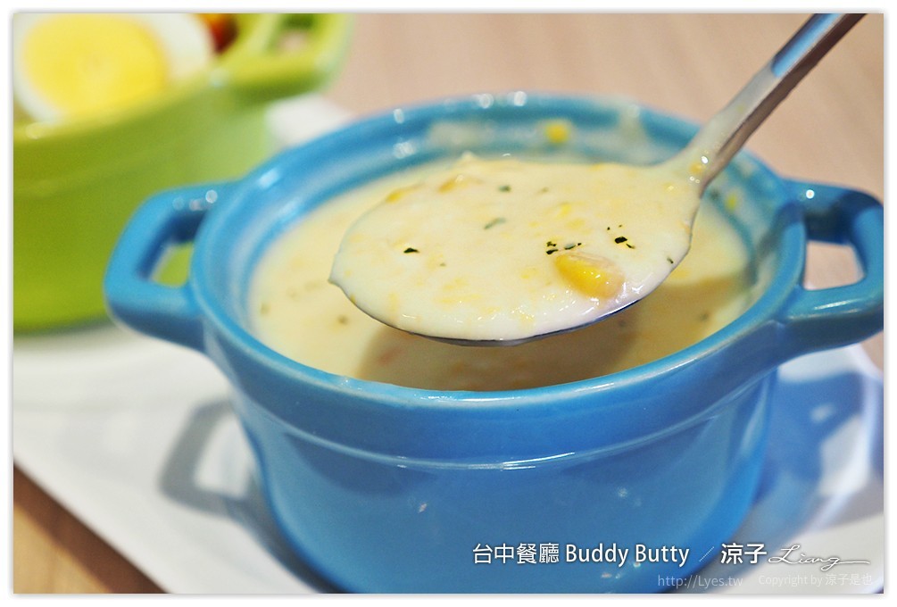 台中-Buddy Butty 英式早午餐 一邊吃美食還可以欣賞倒立天花板的床舖耶XD