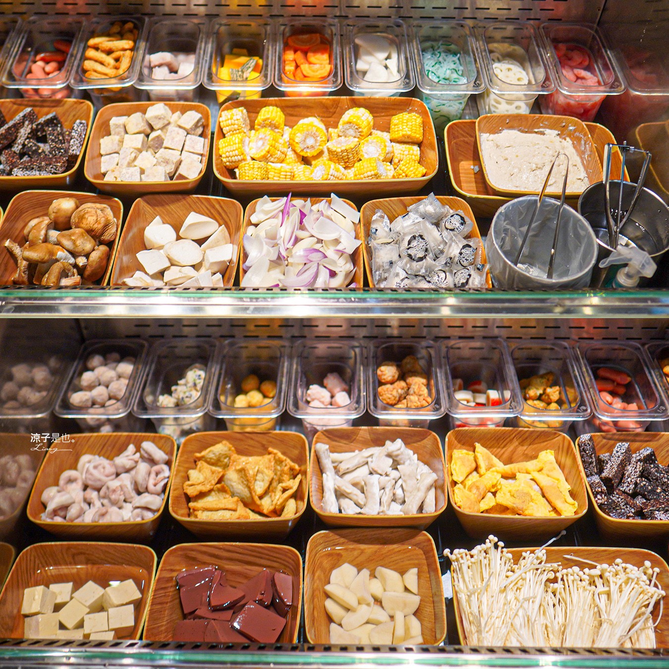 肉多多 台中秀泰店 火鍋 自助吧吃到飽 石頭湯 麻辣火鍋 生日壽星肉蛋糕 親子餐廳 剝蝦服務 高CP值火鍋 會員 打卡禮