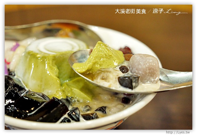 大溪老街-桃園大溪老街必吃美食-金字塔三角湯圓、里長嬤的碗粿、百年油飯、陳媽媽月光餅、和風手工豆腐酪