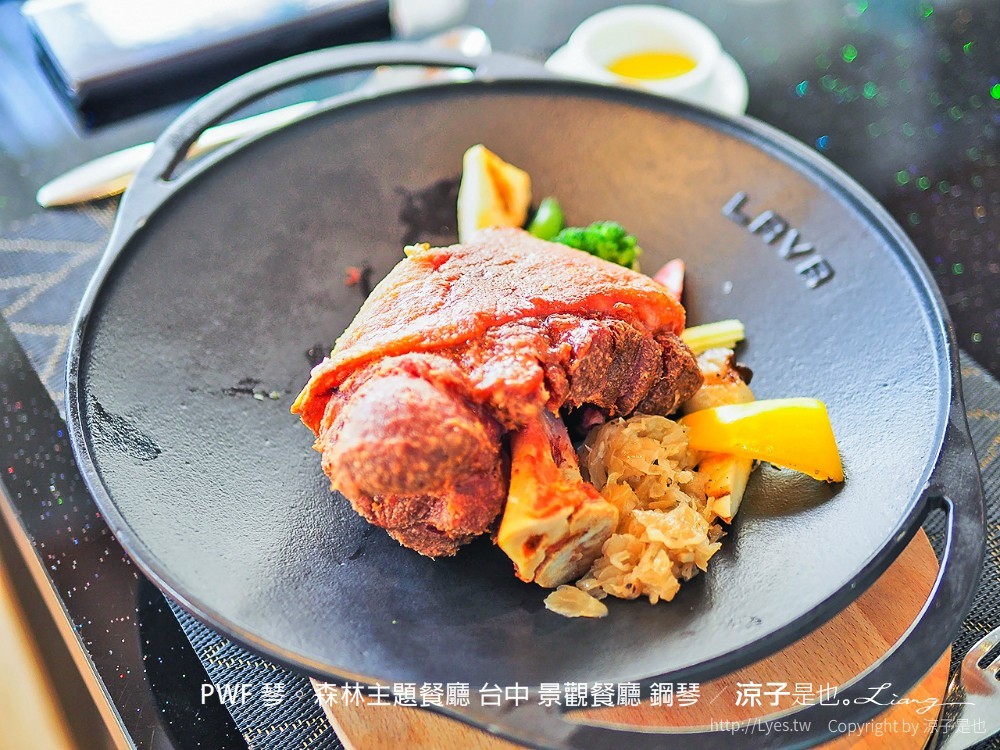 台中-PWF 琴。森林主題餐廳(附菜單) 空拍餐廳建築真的是座鋼琴 很有特色啊！有停車場開車好方便！