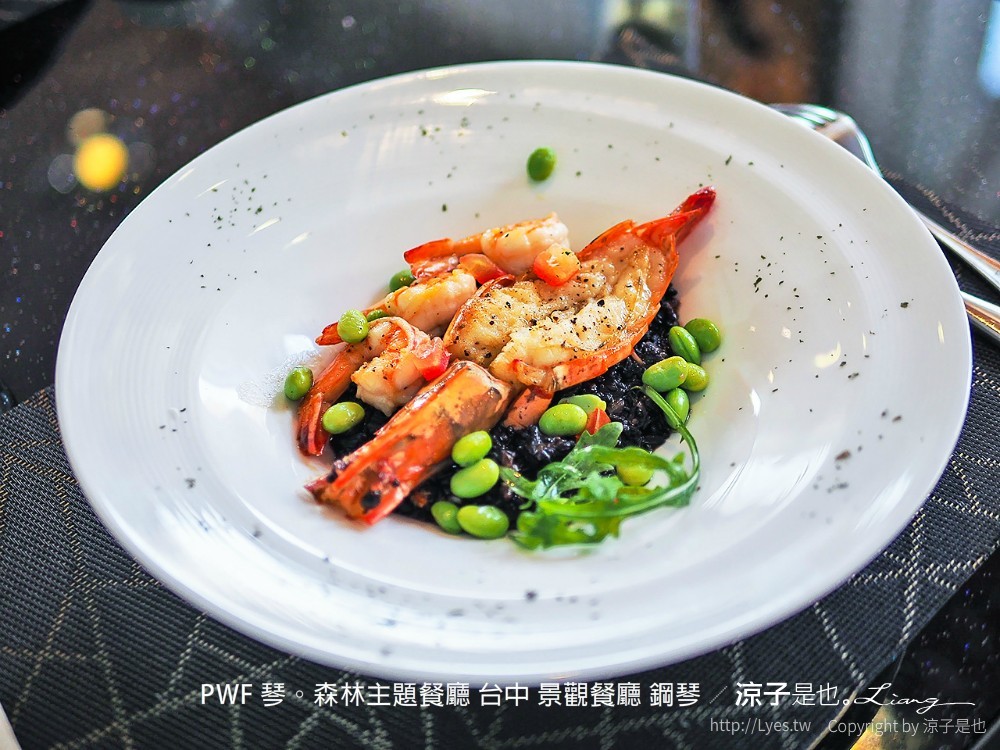 台中-PWF 琴。森林主題餐廳(附菜單) 空拍餐廳建築真的是座鋼琴 很有特色啊！有停車場開車好方便！