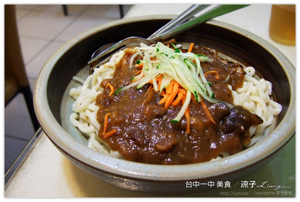 台中-一中街必吃美食小吃 一中街雞排、滷味、麵食、烙餅、沙威瑪、飯團、飲料冰品大集合