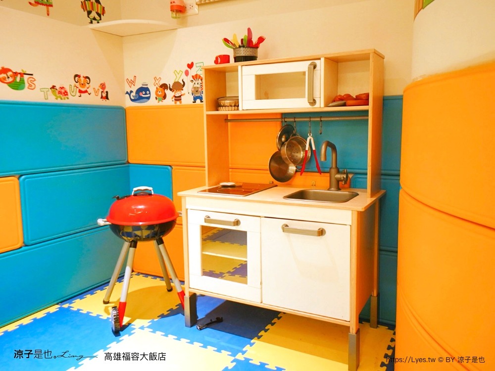 福容大飯店高雄 高雄親子住宿 鹽埕區飯店 捷運站住宿 早餐 房型 四人房 動物園主題房 泳池飯店 健身房