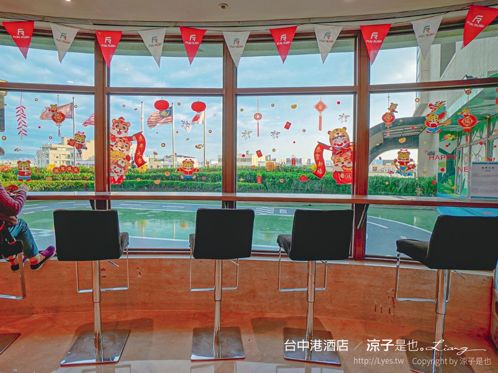 台中親子飯店-台中港酒店 三井OUTLET住宿 海洋親子房 小帳棚與上下舖是小孩的愛 兒童遊戲室有車子跑道、球池、小廚房