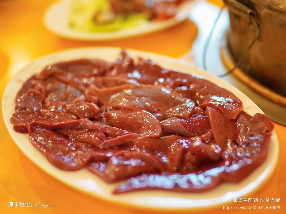 汕頭牛肉劉沙茶火鍋店 菜單 炭燒臉盆火鍋 台中西屯店 扁魚沙茶湯底 大白菜