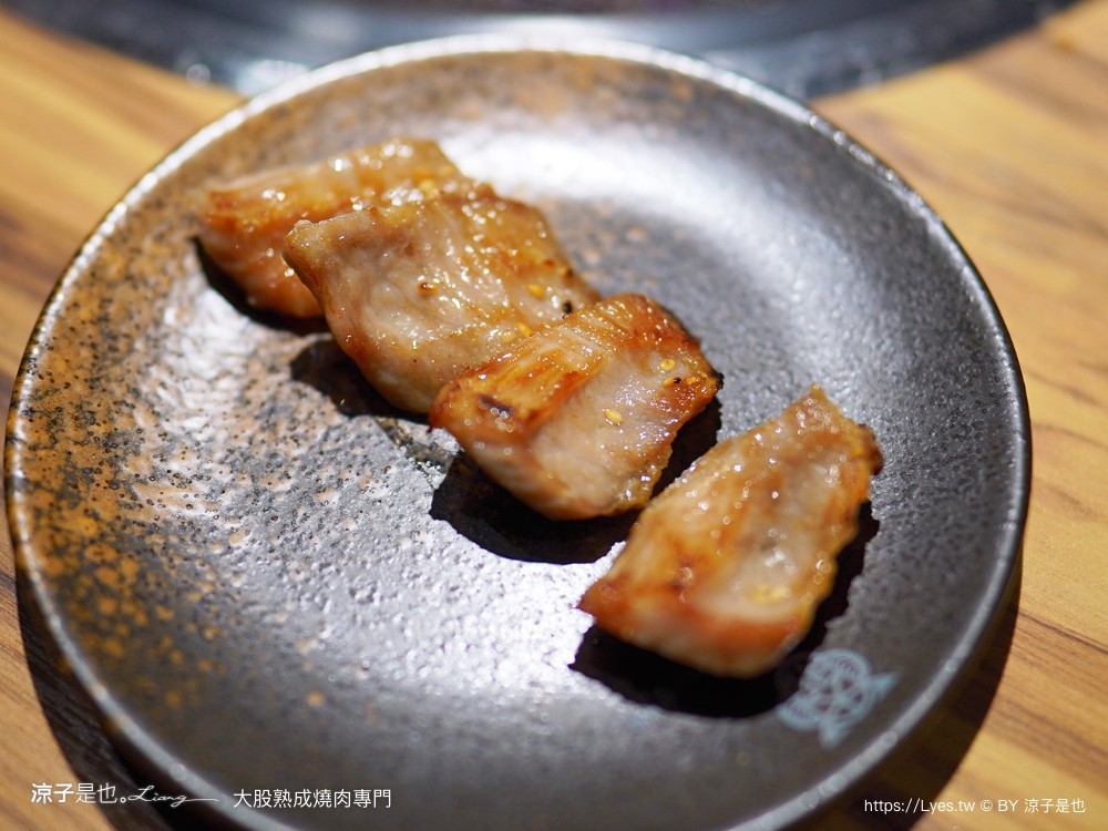 大股熟成燒肉專門 菜單 台中燒肉美食 大股熟成燒肉中科店 厚切牛舌 和牛 推薦必吃 清酒自動販賣機 專人代烤