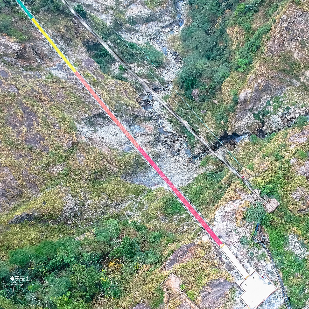 南投-雙龍吊橋 全台最長雙龍七彩吊橋搶先看！30層樓高挑戰膽量！雙龍瀑布 IG 打卡秘境