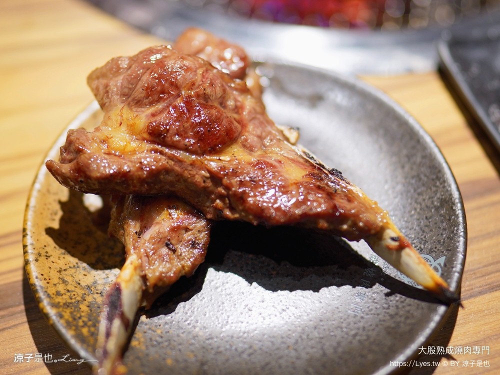 大股熟成燒肉專門 菜單 台中燒肉美食 大股熟成燒肉中科店 厚切牛舌 和牛 推薦必吃 清酒自動販賣機 專人代烤