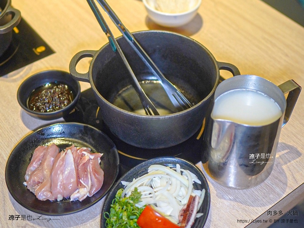肉多多 火鍋 菜單 台中秀泰店 自助吧吃到飽 石頭湯 麻辣火鍋 生日壽星肉蛋糕 親子餐廳 剝蝦服務 高cp值火鍋 會員 打卡禮