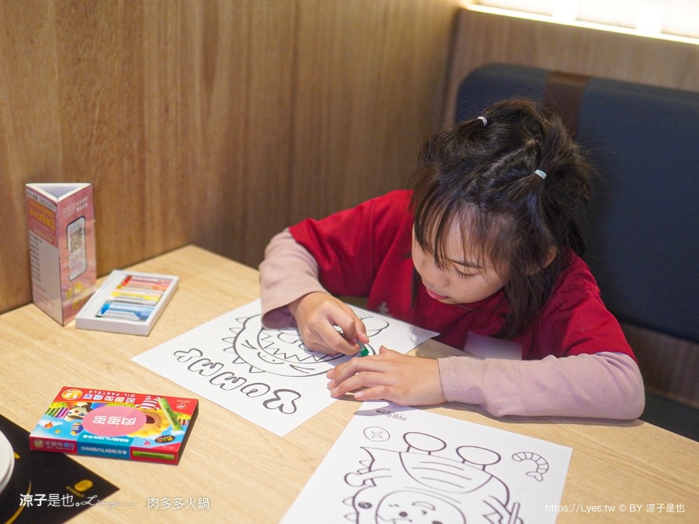 肉多多 台中秀泰店 火鍋 自助吧吃到飽 石頭湯 麻辣火鍋 生日壽星肉蛋糕 親子餐廳 剝蝦服務 高cp值火鍋 會員 打卡禮