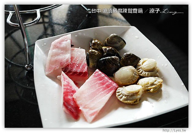 台中-嗆頂級麻辣鴛鴦鍋-麻辣火鍋吃到飽 小蒙牛新品牌