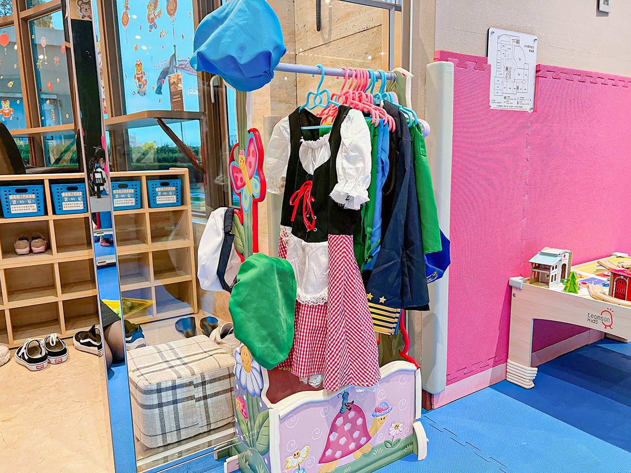 台中港酒店 台中親子飯店 梧棲住宿 海洋親子房、兒童遊戲室 汽車跑道 早餐自助吧吃到飽