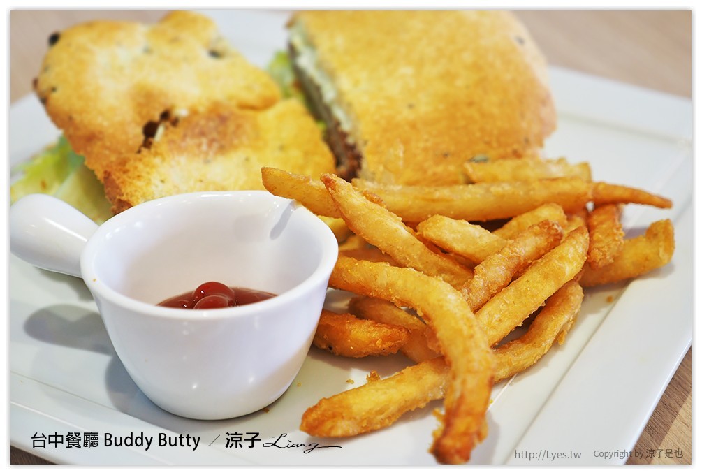 台中-Buddy Butty 英式早午餐 一邊吃美食還可以欣賞倒立天花板的床舖耶XD