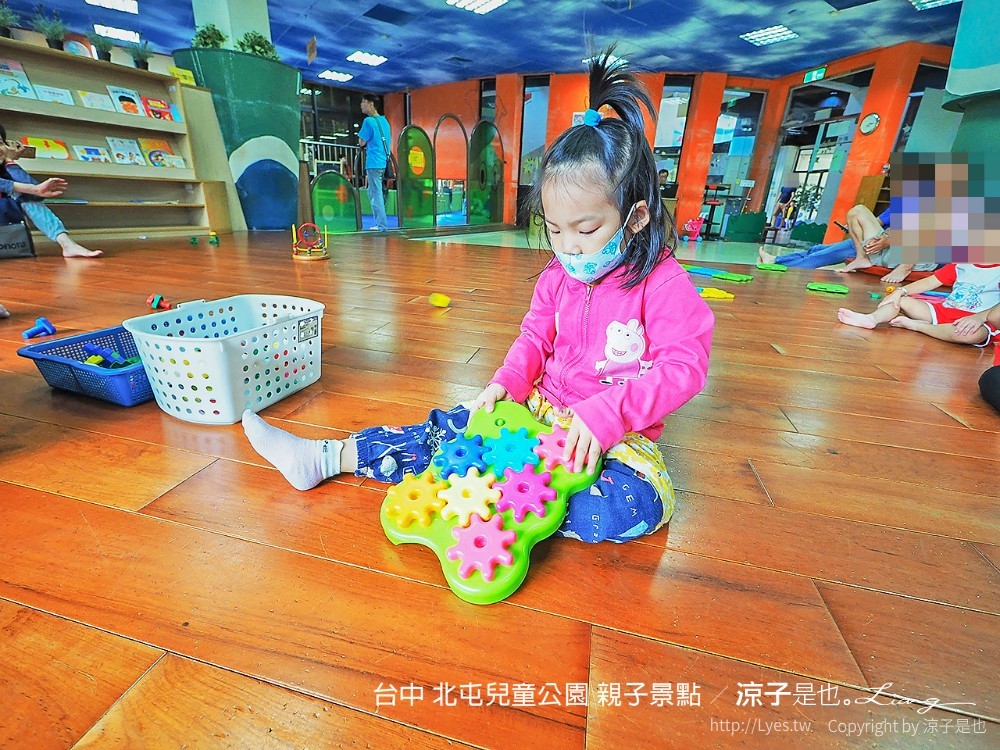 台中-北屯兒童公園 免費雨天親子備案 室內遊戲室、圖書館 雨停還可去玩溜滑梯、沙坑、鞦韆…