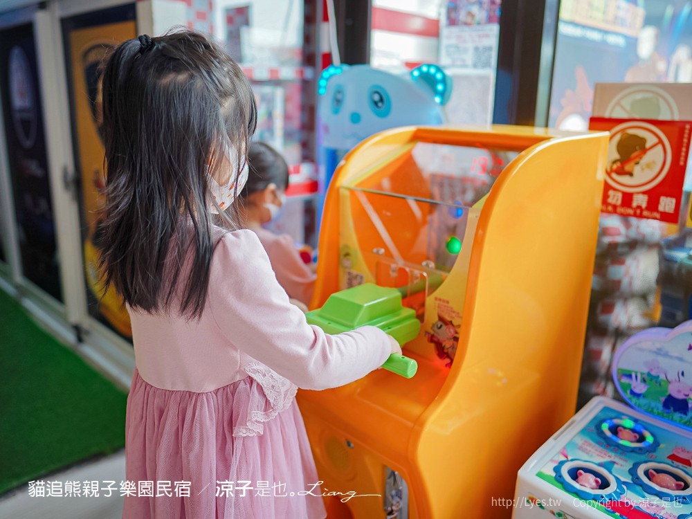 貓追熊親子民宿 熊追貓 台東親子民宿推薦 溜滑梯 沙坑 電動賽車場 遊戲室玩具 房型價位 按摩椅