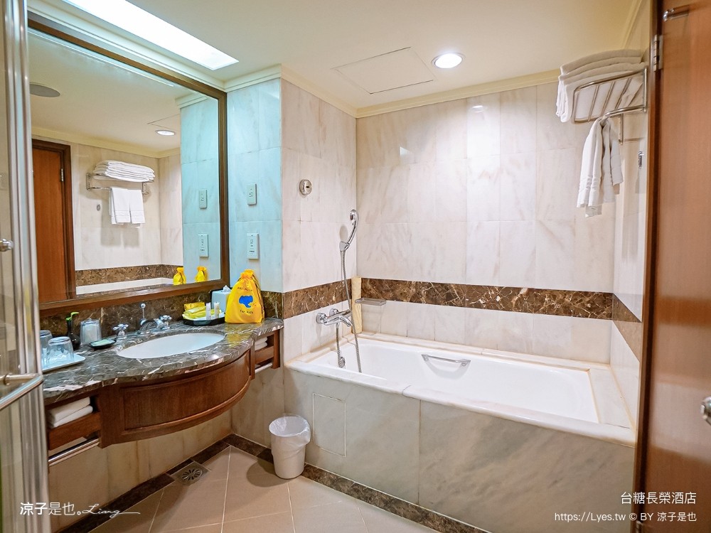長榮飯店台南 台糖長榮酒店 台南住宿 高鐵假期 長榮桂冠自助餐 優惠 游泳池飯店 長榮早餐 評價 親子 遊戲室