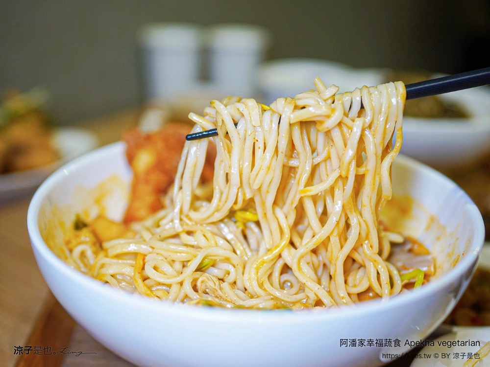 阿潘家幸福蔬食 菜單 台中一中商圈 台中蔬食料理 台中素食 小菜自助吧 小米粥 飲料吃到飽 中友百貨餐廳 推薦 apekhā vegetarian