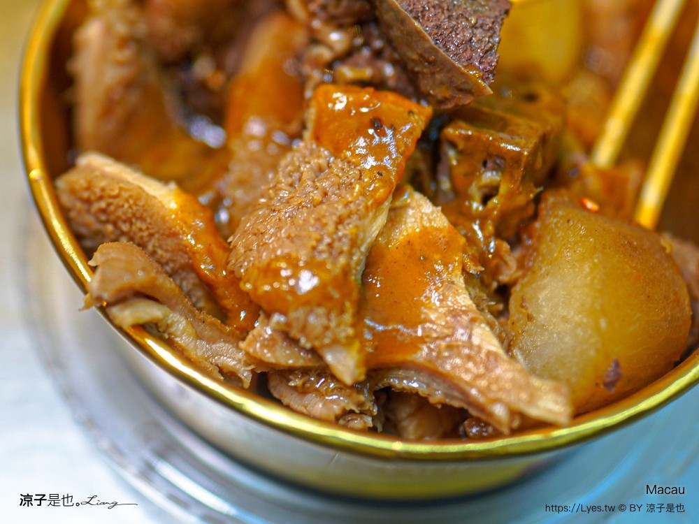 榮記牛雜 爆打檸檬茶 澳門 官也街美食 推薦 澳門牛雜 氹仔手搖飲 澳門自由行 必吃 菜單