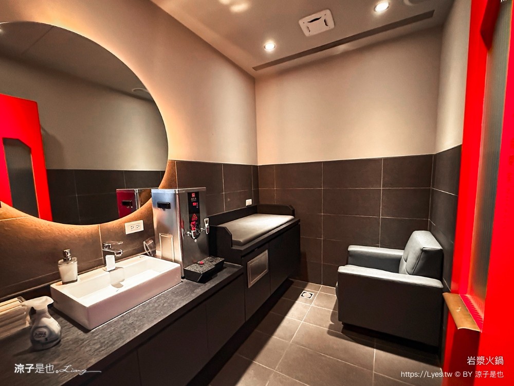 岩漿火鍋 菜單 台中火鍋 麻辣鍋 公益路美食 麻辣鴨血豆腐吃到飽 台中聚餐餐廳 好停車餐廳 推薦必吃