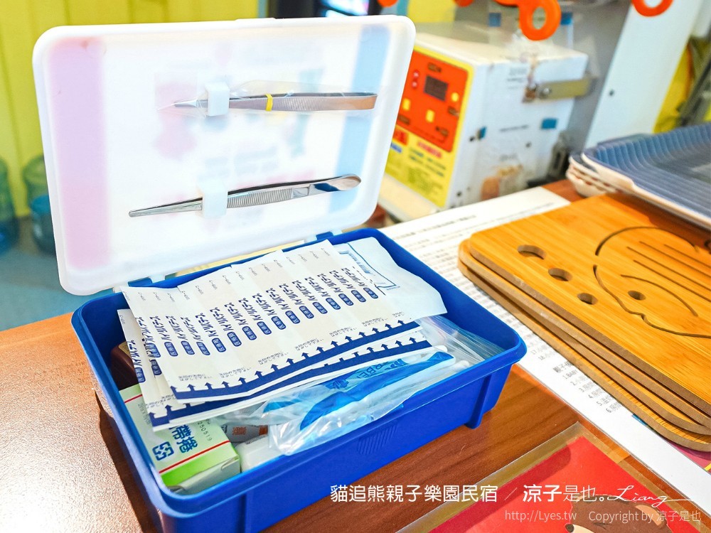 貓追熊親子民宿 熊追貓 台東親子民宿推薦 溜滑梯 沙坑 電動賽車場 遊戲室玩具 房型價位 按摩椅