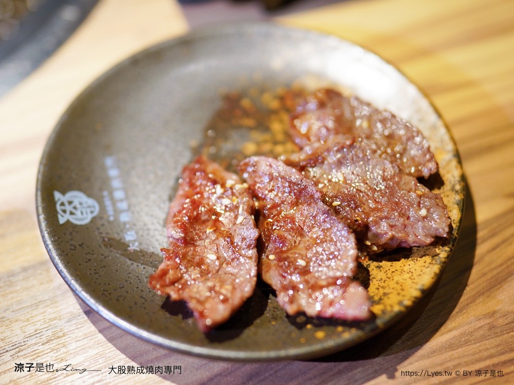 大股熟成燒肉專門 菜單 台中燒肉美食 大股熟成燒肉中科店 厚切牛舌 和牛 推薦必吃 清酒自動販賣機 專人代烤