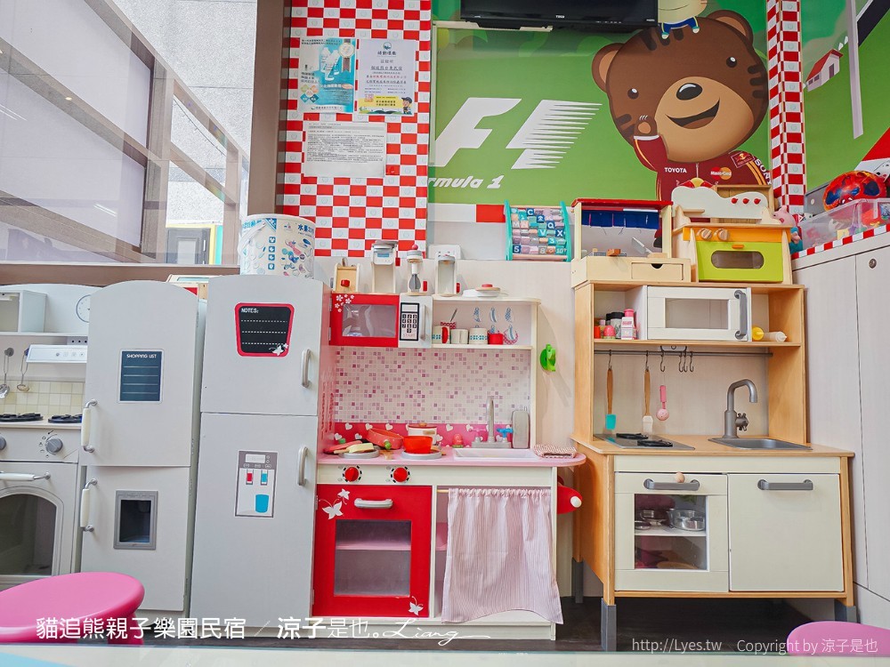 貓追熊親子民宿 熊追貓 台東親子民宿推薦 溜滑梯 沙坑 電動賽車場 遊戲室玩具 房型價位 按摩椅