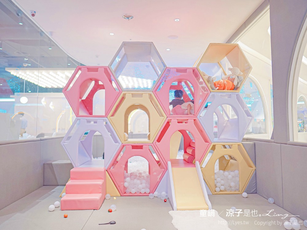 童鍋 親子火鍋 台中 親子餐廳 秀泰文心店 遊戲室 網美 打卡 IG 北歐風