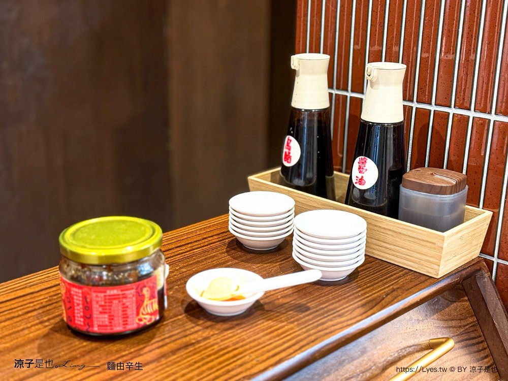 麵由辛生漢口店 菜單 台中北區美食 文青麵店 麻辣滷肉麵 黑皮麻醬麵 老上海香蔥麵 台中小吃