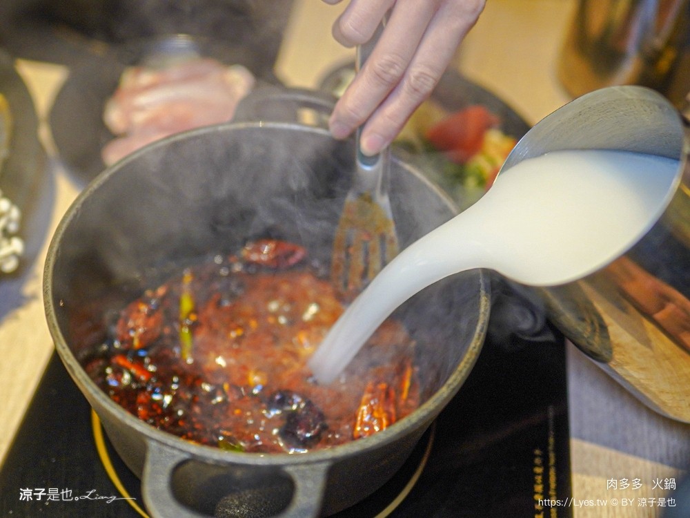 肉多多 火鍋 菜單 台中秀泰店 自助吧吃到飽 石頭湯 麻辣火鍋 生日壽星肉蛋糕 親子餐廳 剝蝦服務 高cp值火鍋 會員 打卡禮