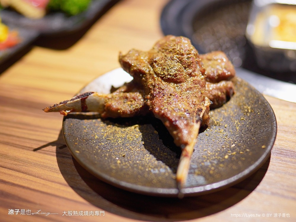 大股熟成燒肉專門 菜單 台中燒肉美食 大股熟成燒肉中科店 厚切牛舌 和牛 推薦必吃 清酒自動販賣機 專人代烤