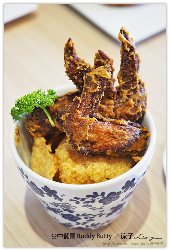 台中-Buddy Butty 英式早午餐 一邊吃美食還可以欣賞倒立天花板的床舖耶XD