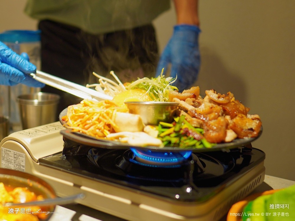 推擠 美食小吃 韓國烤肉 韓式小菜吃到飽 霜淇淋 無限供應