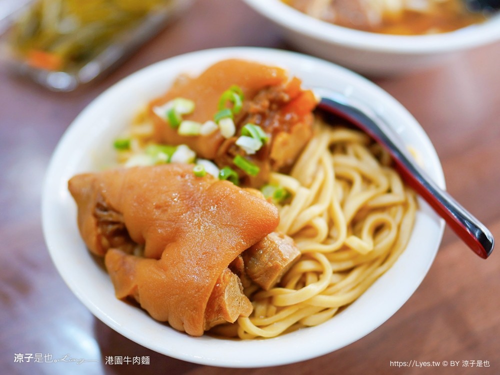 港園牛肉麵 菜單 高雄美食 鹽埕小吃 牛肉拌麵 豬腳拌麵 高雄人氣美食 必吃老店