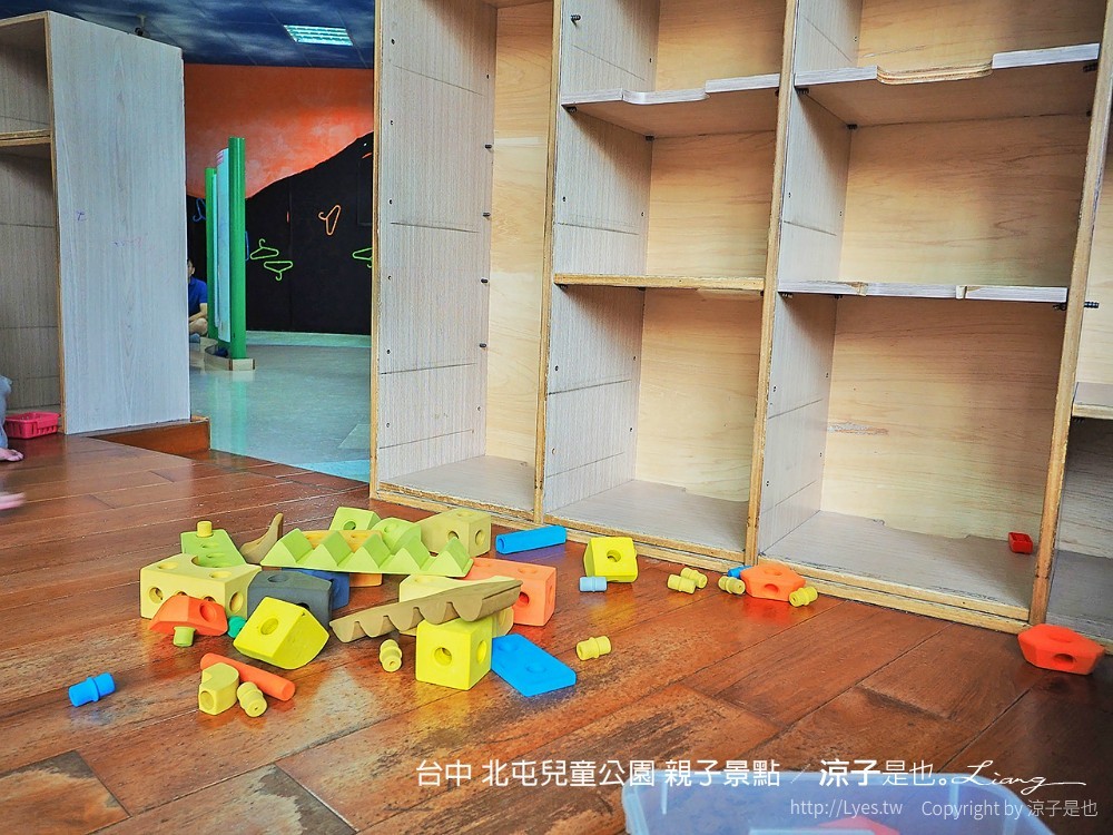 台中-北屯兒童公園 免費雨天親子備案 室內遊戲室、圖書館 雨停還可去玩溜滑梯、沙坑、鞦韆…