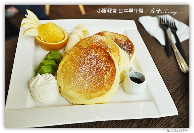台中-小豚輕食 台中早午餐-厚片鬆餅口感好軟嫩