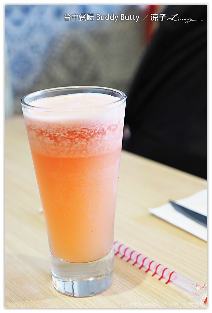 台中-Buddy Butty 英式早午餐 一邊吃美食還可以欣賞倒立天花板的床舖耶XD