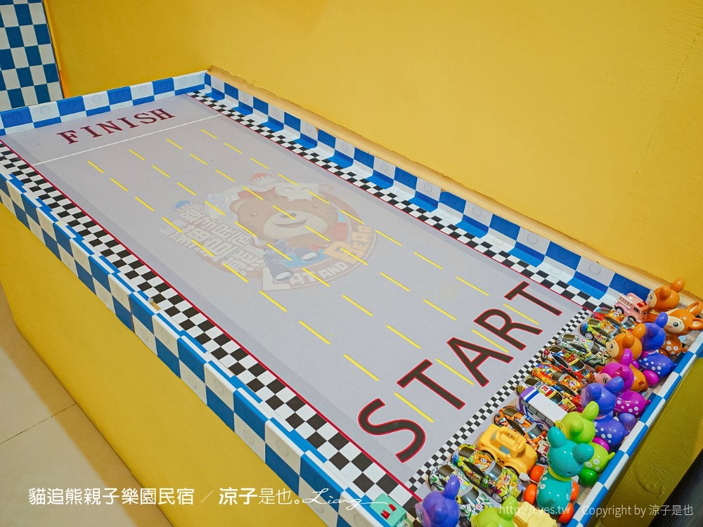 貓追熊親子民宿 熊追貓 台東親子民宿推薦 溜滑梯 沙坑 電動賽車場 遊戲室玩具 房型價位 按摩椅
