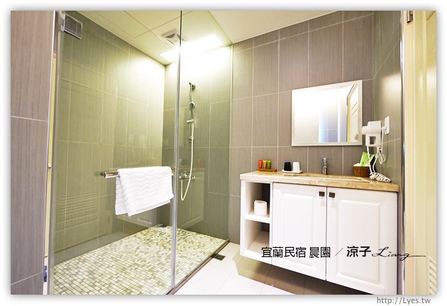 宜蘭民宿-晨園民宿-靠近傳藝中心，每間房都有陽台可以放空的宜蘭民宿