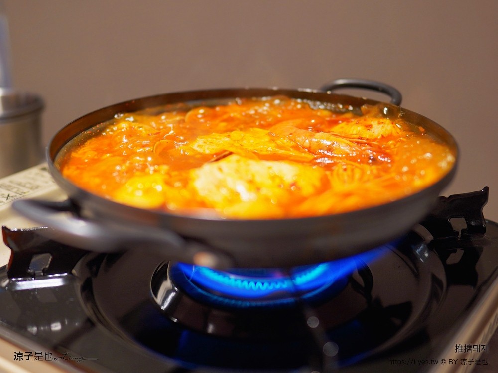 推擠 美食小吃 韓國烤肉 韓式小菜吃到飽 霜淇淋 無限供應