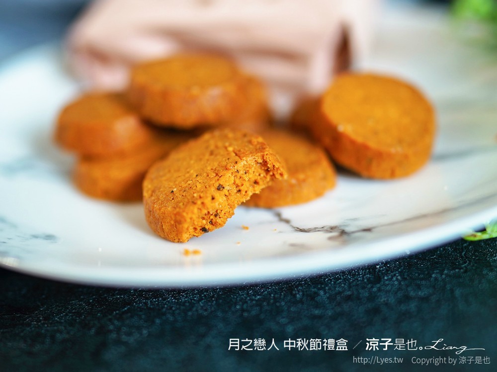 中秋節禮盒-月之戀人 台中 2021 中秋禮盒推薦！濃郁蛋黃酥、迷人白松露奶皇酥、夢幻巧克力蛋糕 一次擁有